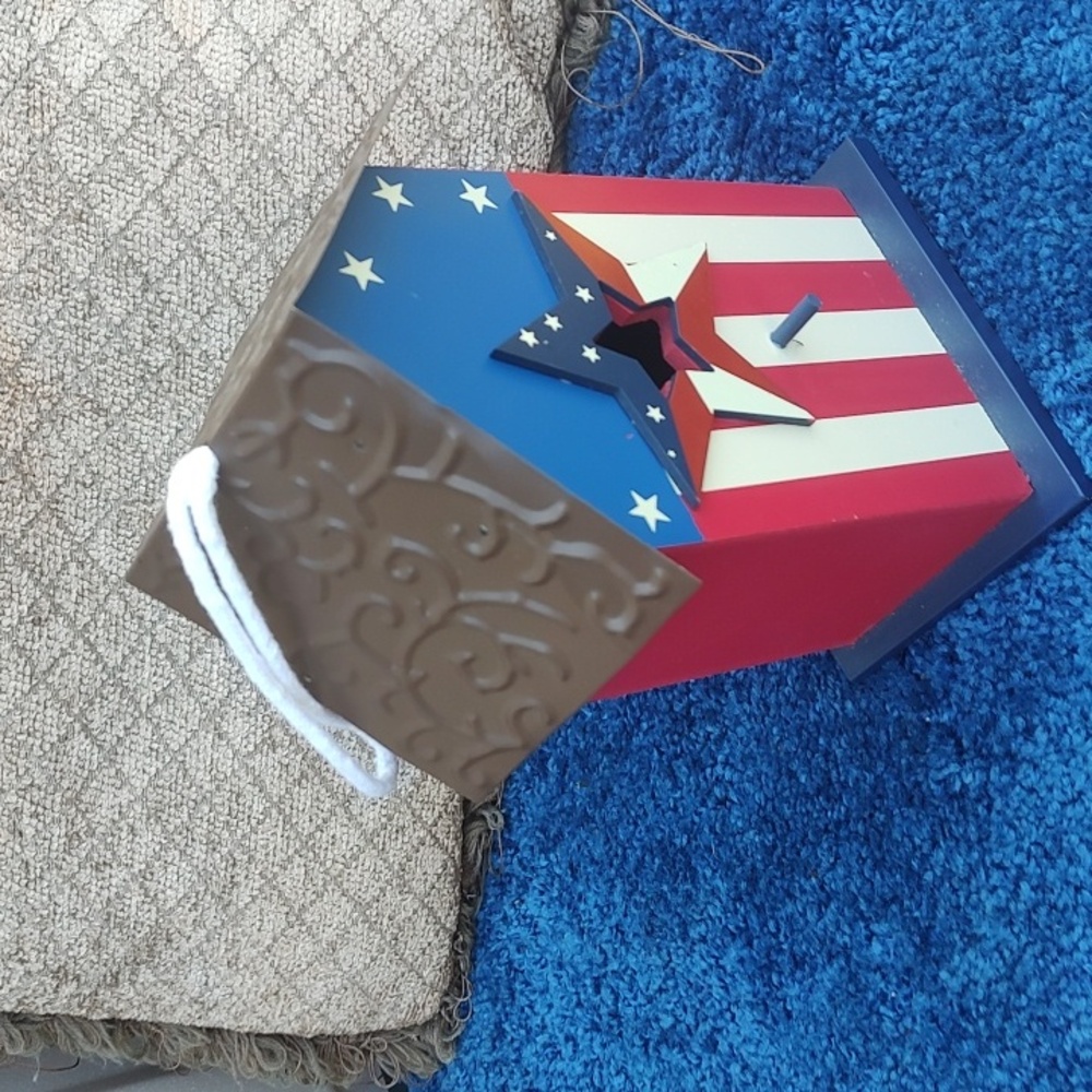 Patriotic Star Birdhouse - Picture 9 of 10